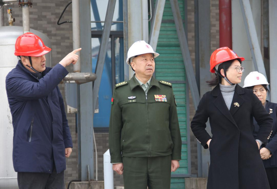 常州市委常委、常州軍分區(qū)大校司令員廖鵬一行來常州制藥廠調(diào)研公司黨管武裝相關(guān)工作